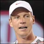 Quel est ce joueur de tennis professionnel ?