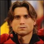 Quel est ce joueur de tennis professionnel ?