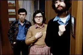 Au centre de la photo, Josiane Balasko qui n'hsite pas  ne pas s'arranger du tout pour un rle. Quel est ce film  succs, dans lequel une Dominique Lavanant trs drle dfonce les portes en talons