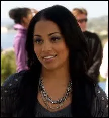 Comment s'appelle la pom-pom girl qui menace le couple de Dixon et Silver ?