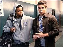 Comment s'appelle le demi-frre de Naomi et d'Annie ?