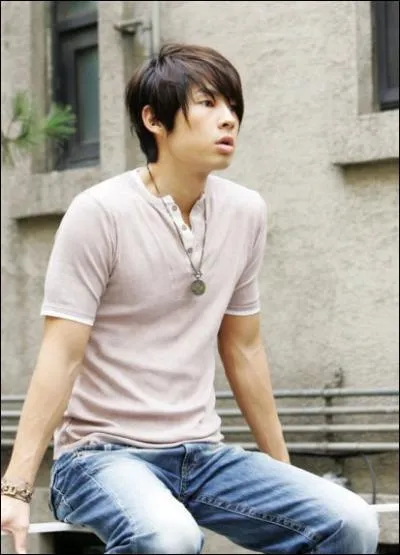 De quelle nationalit� est-il ?