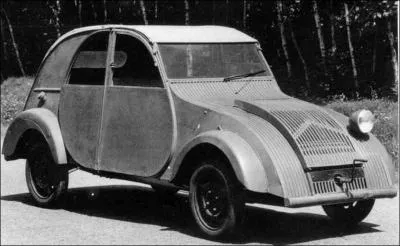 Dans les annes 30 et 40, l'anctre de la 2 CV, la Toute Petite Voiture, est produite par Michelin qui a rachet Citron en tant que prototype. Quelle affirmation sur cette dernire est vraie ?
