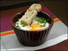 Que sont ces oeufs cuits au four dans des ramequins avec une couche de crme frache ?