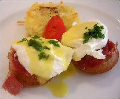 Quel est ce plat compos de moitis de muffins (ou pain) recouvertes de bacon, jambon ou saumon, un oeuf poch et accompagn de sauce hollandaise ?