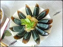 Oeufs de cane ou de poule conservs dans de la boue et du paddy, consomms par les asiatiques quand le jaune devient vert fonc avec une forte odeur de soufre et d'amoniac, les oeufs de 100 ans sont :