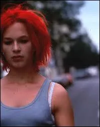 C'est Franka Potente, actrice allemande qui est l'hroine flamboyante de ce film trs original, compos de plusieurs versions du mme vnement. Quel est ce film ?