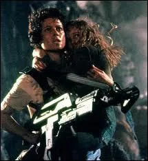 En 1986, elle reprend son rle, qui combat le Xnomorphe au pril de sa vie :