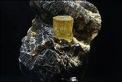 Quel est cette pierre , bryl de couleur jaune ?