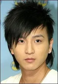 Qui est chanteur et est n� le 5 juillet 1985 ?