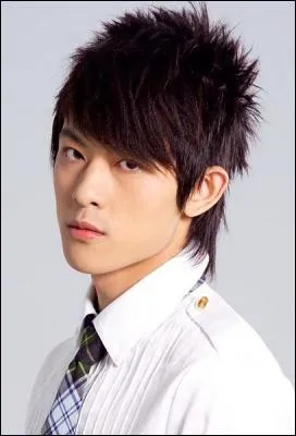 Qui est chanteur et est n� le 10 octobre 1982 ?