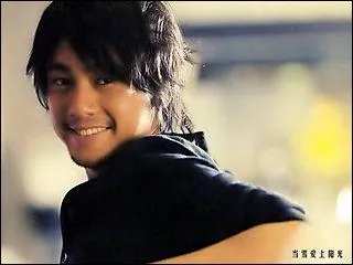 Qui est chanteur et est n le 15 janvier 1979 ?