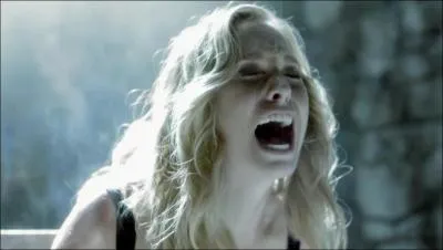 Qui torture Caroline pour associer le sang  la douleur ?