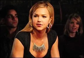 Quand Lexi vient voir Stefan pour son anniversaire, Elena rentre chez les Salvatore et voit Lexi. Comment est-elle ?