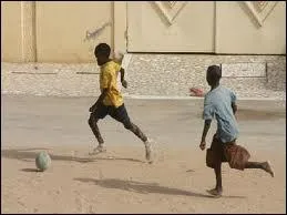 Y a-t-il des professionnels qui jouent au football dans la rue ?