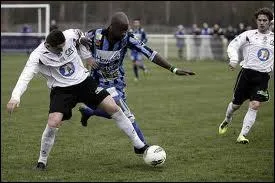 Comment appelle-t-on les joueurs qui sont placs juste devant le gardien ?