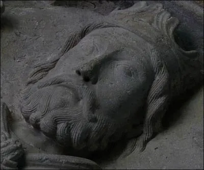 Rue de l'Abbaye, quel roi mrovingien, de retour de guerre, fit construire une basilique en 542, enfermant les trsors rapports d'Espagne (la tunique de St Vincent et une croix d'or de Tolde) ?