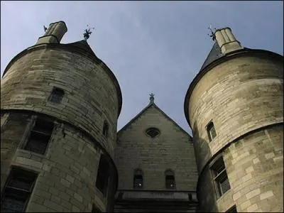 Quai de l'Horloge, l'ancien logement du gouverneur du palais du Roi,  la Conciergerie , devint une prison. En quelle anne ?