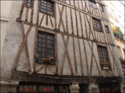 Rue Volta subsiste la plus ancienne maison de Paris. Sous le règne de quel monarque a-t-elle été construite ?