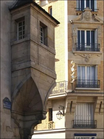 Dans cette rue, un riche marchand fit don de sa maison en 1415 afin d'y loger 48 pauvres. Il s'agit de la :