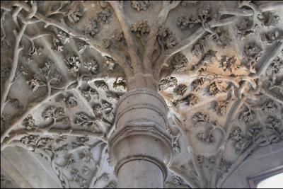 Rue Etienne Marcel s'élève une tour quadrangulaire haute de 27 mètres construite en 1410. A l'intérieur subsiste un magnifique chêne sculpté en pierre symbole du propriétaire. Qui était-il ?