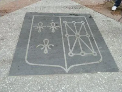 De nombreuses maisons et boutiques se construisirent rue de la Ferronnerie grce  saint Louis, qui permit aux  ferrons et marchands de fer  de s'installer. Quel tait l'ancien nom de cette rue ?