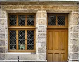 Rue de Marivaux habita un clbre alchimiste qui tenait une choppe s'appelant  Fleur de Lys . Sa maison est toujours l'objet de curiosit  l'heure actuelle, il s'agit de :