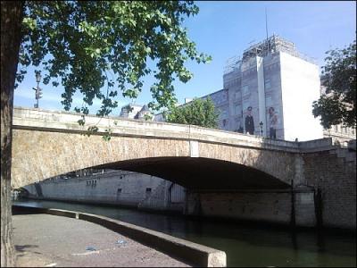 Le Petit-Pont est l'un des plus ancien reliant l'Île de la Cité à la rive gauche de Paris. A quelle époque existait-il déjà ?