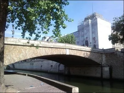 Le Petit-Pont est l'un des plus ancien reliant l'le de la Cit  la rive gauche de Paris. A quelle poque existait-il dj ?