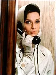 Dans ce film, Audrey Hepburn est Reggie (Regina), veuve, qui est poursuivie notamment par Cary Grant. C'est dans ?