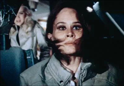 A la fameuse poque dite des films catastrophe, voici l'actrice Karen Black en htesse de l'air contrainte de piloter un jumbo jet, en raison de la mort du pilote et de l'jection du co-pilote. C'est ?