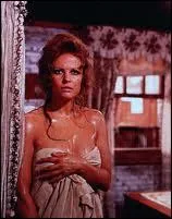 En sueur sous un soleil de plomb, c'est Claudia Cardinale, dans un film de Sergio Leone dans lequel il ne se passe rien ou presque durant prs de 20 mn, la dure d'ouverture du film. C'est ?