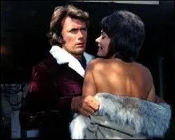 Cette brune est l'auditrice trs allume de l'mission de jazz du disc-jockey de radio que joue Clint Eastwood. Joue par Jessica Walter, elle est Evelyn, l'hrone du film... ?