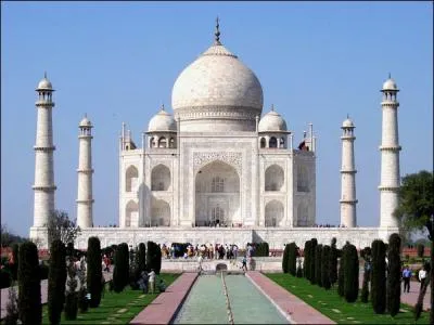 Laquelle de ces affirmations portant sur le Taj Mahal est fausse ?