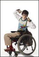 Quel membre du Glee Club se déplace en fauteuil roulant ?
