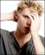 Il prend grand soin de sa chevelure. Avec quoi se teint-il les cheveux ?