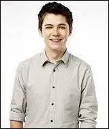 Dans la saison 3, comment s'appelle le jeune irlandais qui arrive au lyce dans le cadre d'un change linguistique ?