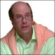 Comment s'appelait l'ancien directeur de la chorale qui a t renvoy ds le dbut de la saison 1 ?