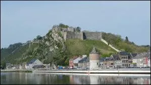 Givet est situ dans les Ardennes.