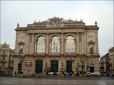 Quelle affirmation sur l'Opra, un btiment central de la place de la Comdie, est fausse ?