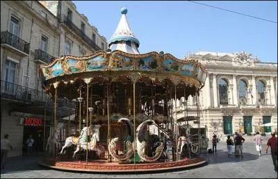 Vers quel endroit central de Montpellier est dirig le carrousel de la place de la Comdie ?