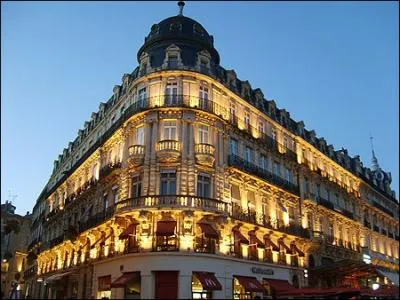 Quelle est la particularit de la place de la Comdie ?