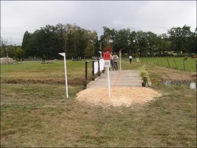 Celui-ci est encore un obstacle de trec. Il faut le franchir en main. Comment s'appelle-t-il ?