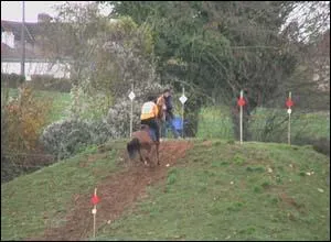 Cet obstacle est compos d'une monte et d'une descente  faire  la mme allure. Quel est son nom ?