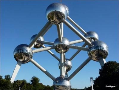 Quelle est la hauteur de l'Atomium de Bruxelles ?