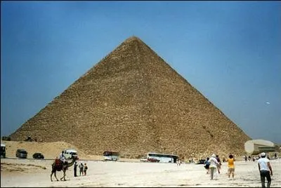 Quelle est la longueur d'un des cts de base carre de la pyramide de Khops ?