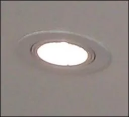 Quelle est la tension généralement utilisée en éclairage TBT dans une salle de bains ?