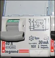 Quel type d'interrupteur est placé en amont de la protection d'un lave-linge ?