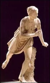 Elle fut recueillie par des chasseurs et leve au lait d'une ourse. Elle aime la chasse, la course et les exercices violents. Elle est belle et pas intresse par le mariage. C'est ...