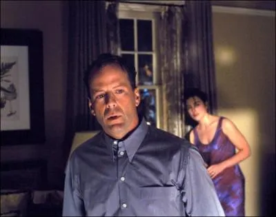 En 1999, il est un psychiatre qui s'occupe d'un enfant qui voit des morts :